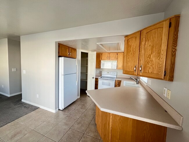 Kitchen - 1077 W 1360 S Unit 1077