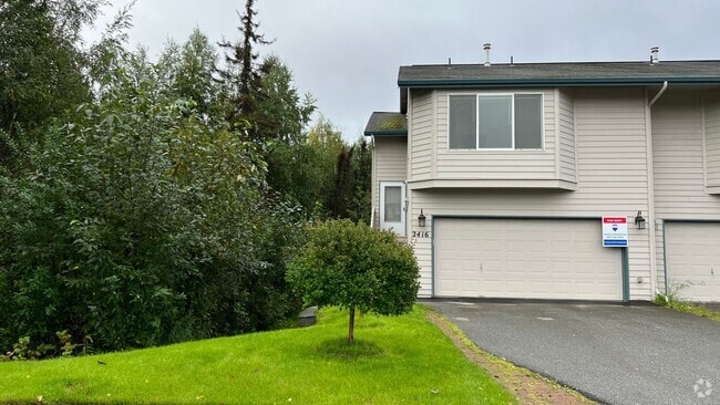 Building Photo - (3) Bedroom, (2) Bathroom Townhouse in Ind...