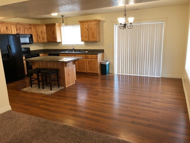 Photo - 460 W 1140 N