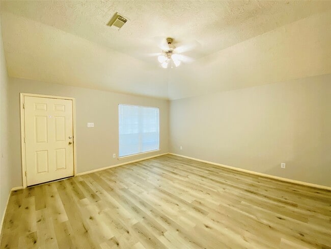 Photo - 19207 Caledonia Dr