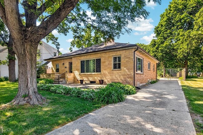 Photo - 1215 Chapin St