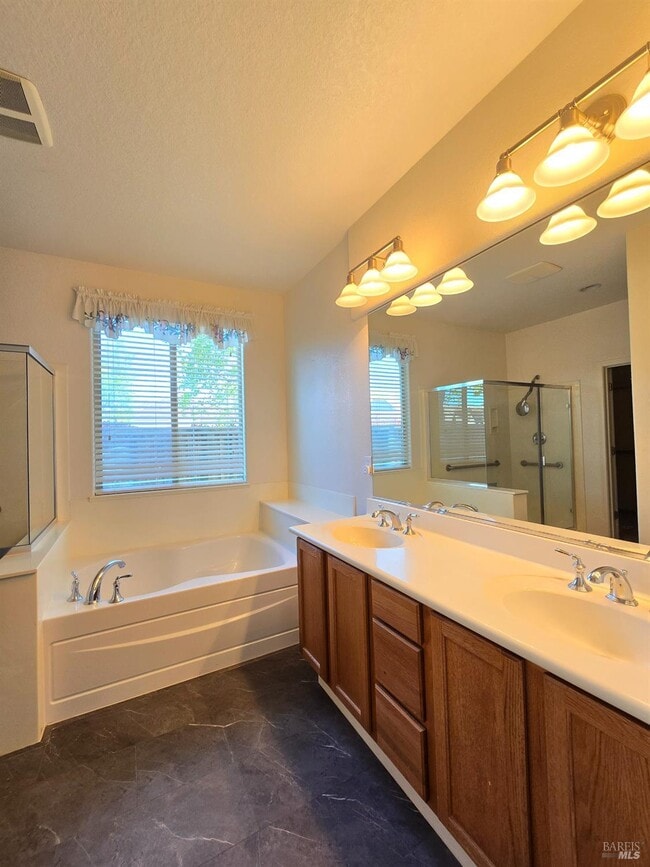 Photo - 548 White Pine St