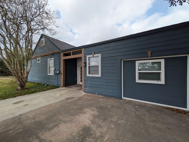 Photo - 3885 Park St