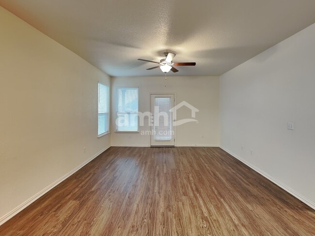 Photo - 457 Pebble Bend