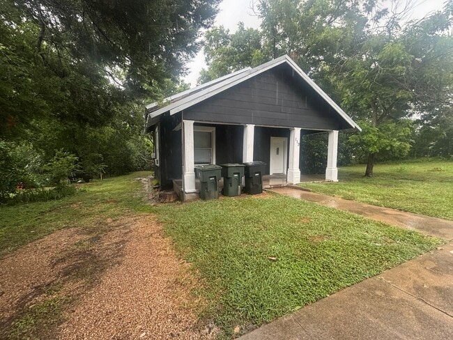 Building Photo - Cozy and Convenient 3 bedroom