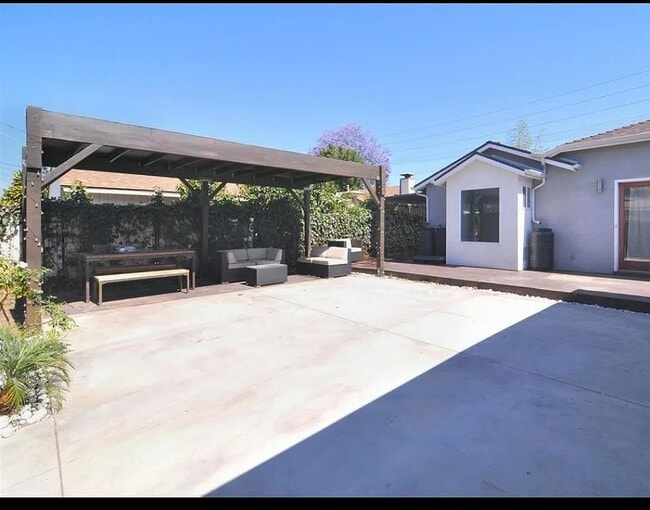 Photo - 16043 San Fernando Mission Blvd