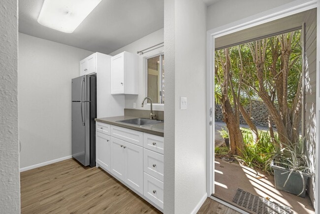 Building Photo - Fully Remodeled 2-Bedroom, 2-Bath Condo – Keonekai Villages #27-105