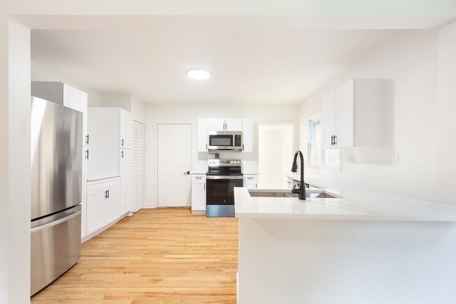 Building Photo - Beautiful Newly Renovated 2/1 w/ Large Fen... Rental