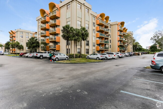 Building Photo - 9360 Fontainebleau Blvd Rental