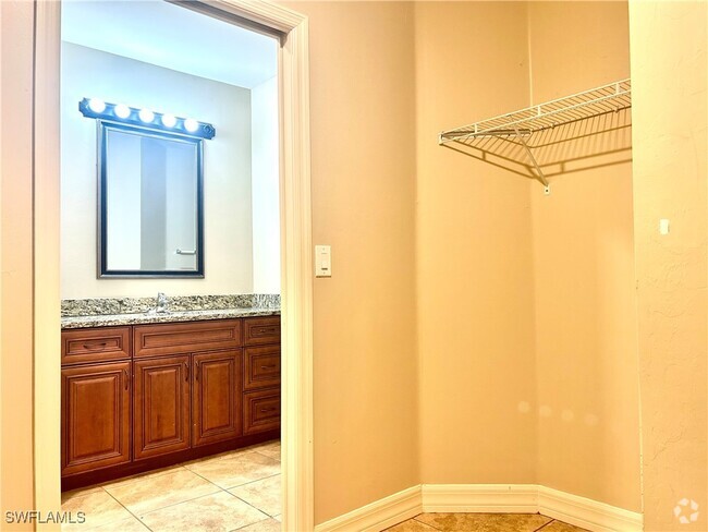Building Photo - 4035 SW 8th Pl Unit 202 Rental