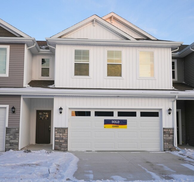 Building Photo - Available April 1st!! Townhome!! Near to I...