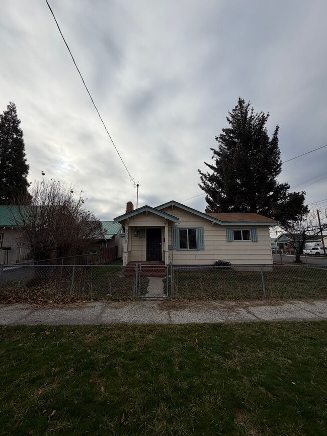 Photo - 7 minutes to Sky Lakes Medical Center and Oregon Tech ~Newly renovated 3 bedroom, 1 bath house wi...