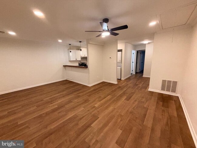 Building Photo - 1340 Rigbie Hall Ct Unit E