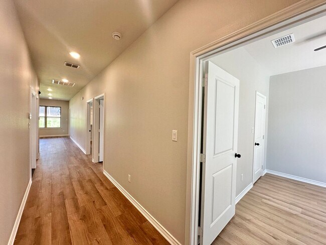 Photo - Tour Today! New Construction 4 Bed 2 Bath ... Unidad 103 - 2404 Henshaw Creek Dr