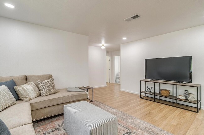 Photo - 1701 Larkspur Dr