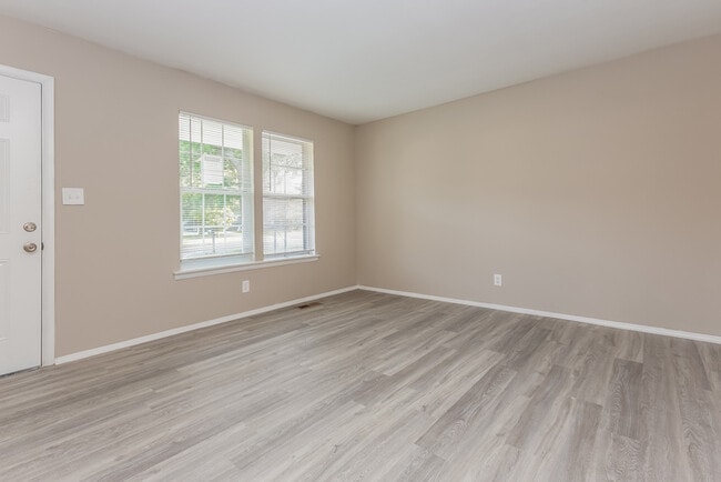 Photo - 304 Beard St SW