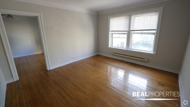 Building Photo - 2 bedroom in CHICAGO IL 60657 Unit 2B Rental