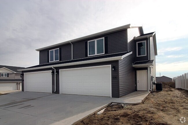Building Photo - N Bismarck Twin Home with Finished Basemen...