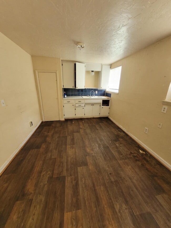 1211 W Oak Ave
