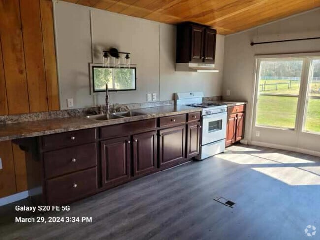 Building Photo - 26898 Horse St Rental