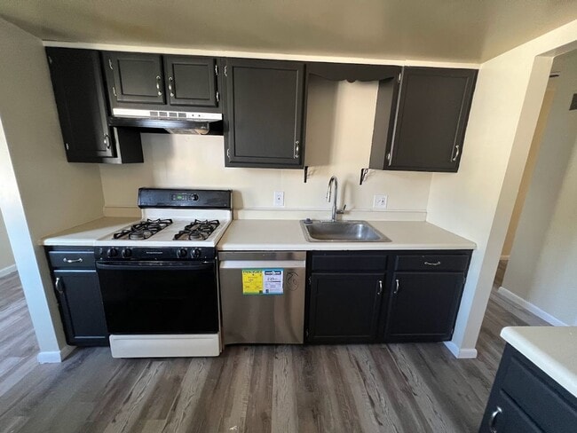 Building Photo - Newly updated 2nd floor Laurel Springs condo, Exeter Township