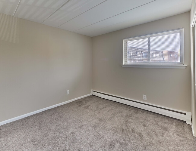 Eldorado - Bedroom with carpet flooring