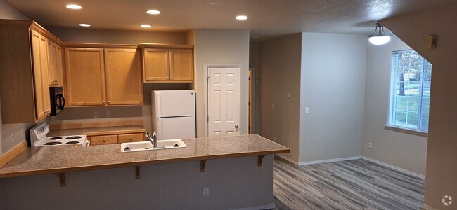 Building Photo - Meadows Townhome