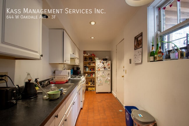 Building Photo - 644 W Oakdale Ave Unit 3F