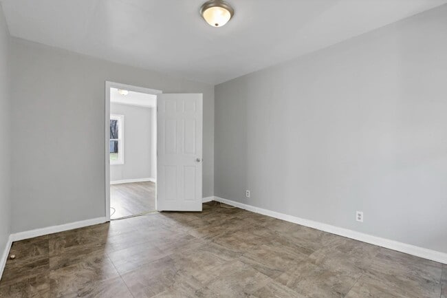 Photo - 590-592-592 Robinwood Ave