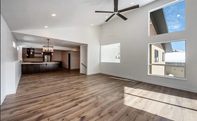Photo - 570 Aspen Dr