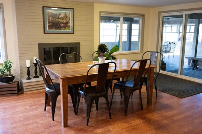 1916 Table Dr Unidad Bergstrom BnB