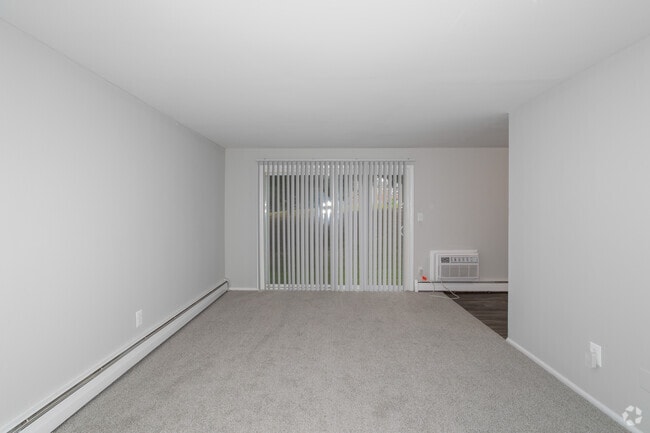 1BR, 1BA - 780SF - Renovated - Living Room