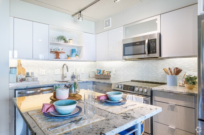 1 BR, 1 BA - A4, 550 SF - City Club Apartments Lafayette Park