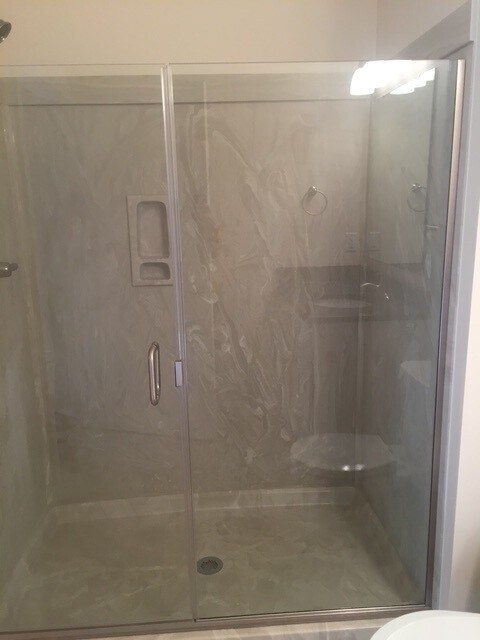 Shower - 2500 Muscatine Ave Unit D
