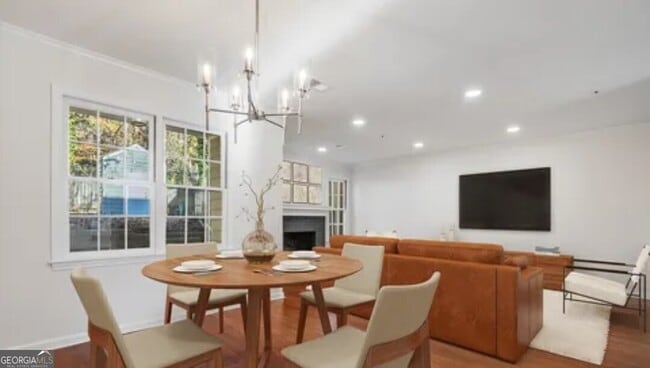 Photo - 591 St James Walk SE