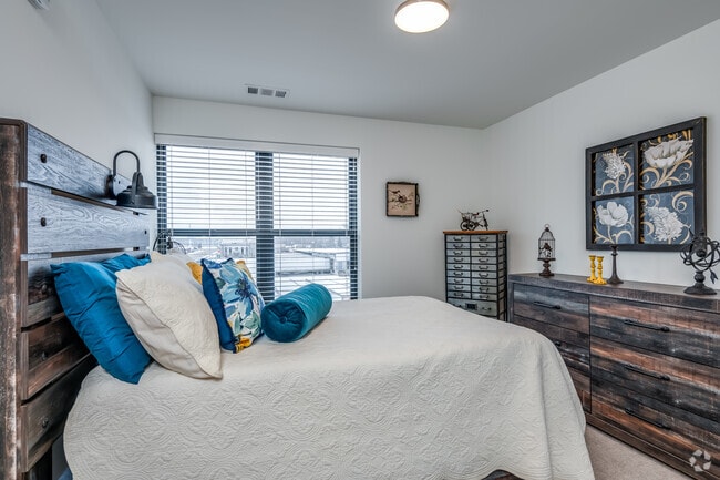 2BR, 2BA - 1,010SF