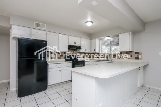 Photo - 2110 W Detroit St