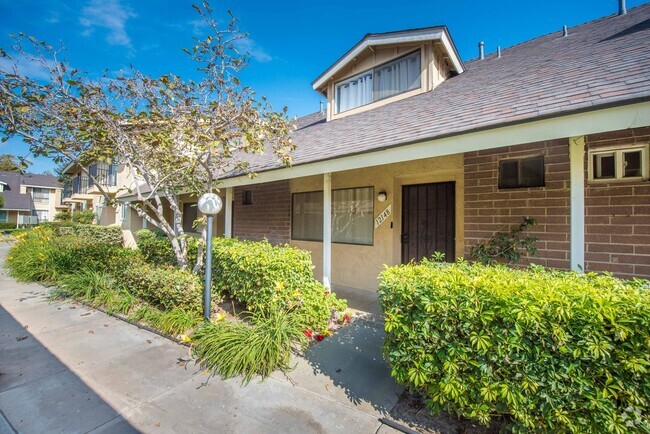 Building Photo - Remodeled Townhome