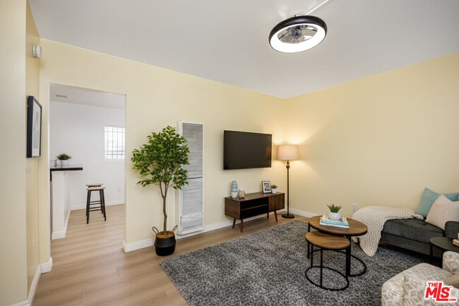 Building Photo - 3620 S Budlong Ave Unit 2