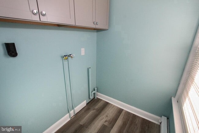 Building Photo - 700 Main St