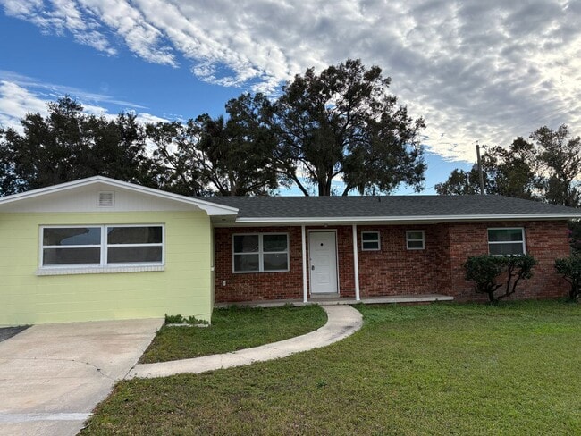 Building Photo - For Rent: 4-Bedroom Home in Lakeland