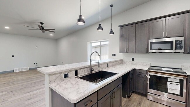 Building Photo - 3734 Cresent Lake Rd Unit #4