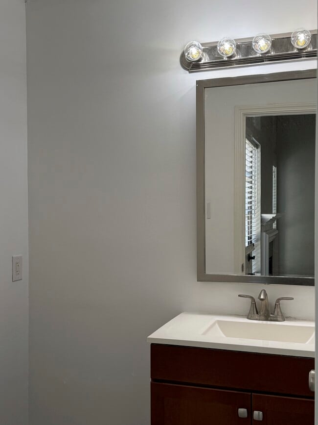 medio baño en la planta baja - 6220 Bentwood Trl Unidad #804