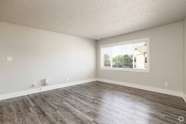 1BR, 1BA - 670SF - Living Room