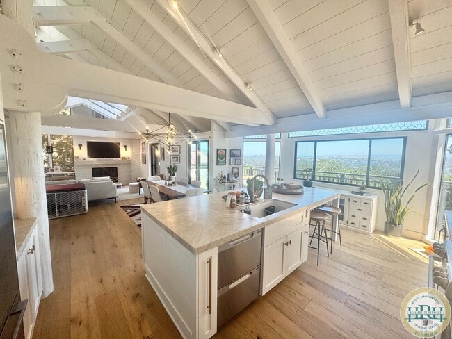 Photo - Tranquil & Sun Drenched 3BR|3BR in Heart o...