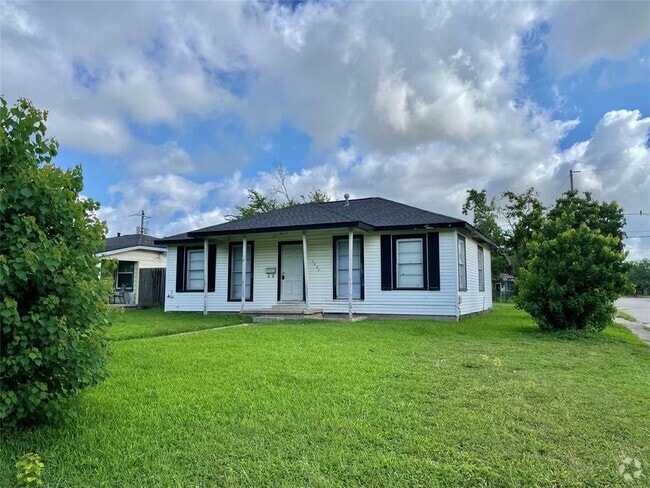 Building Photo - 1302 W 5th St Rental