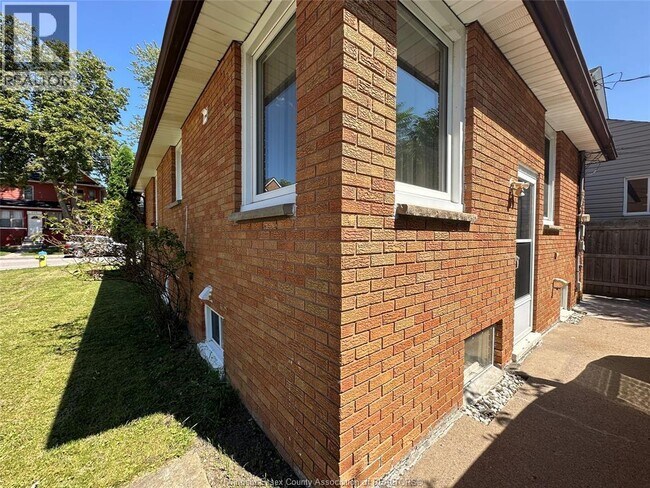 Photo - 849 Dougall Ave