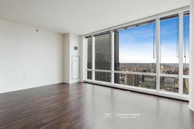 Building Photo - 203 N La Salle Dr Unit 1