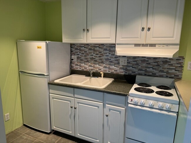 Studio with Full Bath, 1 assigned parking ... - Studio with Full Bath, 1 assigned parking ... Condo Unit 1404A