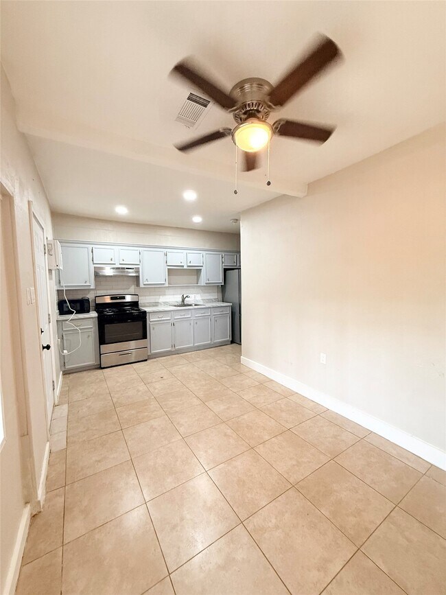 6109 Saxon Dr